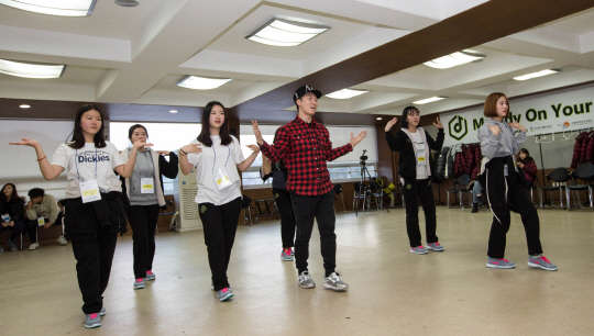 19일 로엔엔터테인먼트는 음악적인 재능과 꿈은 있으나 집안 환경이 어려운 전국 저소득층 청소년들을 대상으로 오는 25일까지 13박 14일 동안 '로엔뮤직캠프'를 진행한다고 밝혔다. 강원도 평창군 소재 국립평창청소년수련원에서 열리고 있는 제1회 로엔뮤직캠프에서 참가 청소년들이 댄스트레이닝 등 전문 음악교육을 받고 있다. 로엔엔터테인먼트 제공